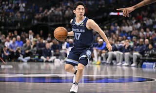 53岁齐达内夜游上海，与大妈踢毽子几分钟融入氛围，展现顶级球商